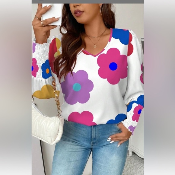 Beautiful V Neck multi color flower blouse 3X SOLD OUT 🌸 BN 35 - Picture 1 of 7